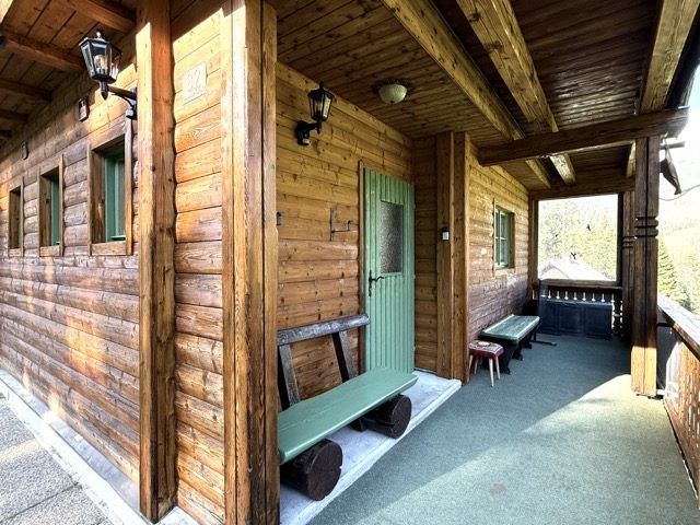 Überdachter Hauseingang mit Bank, Sonnenalpe 82
